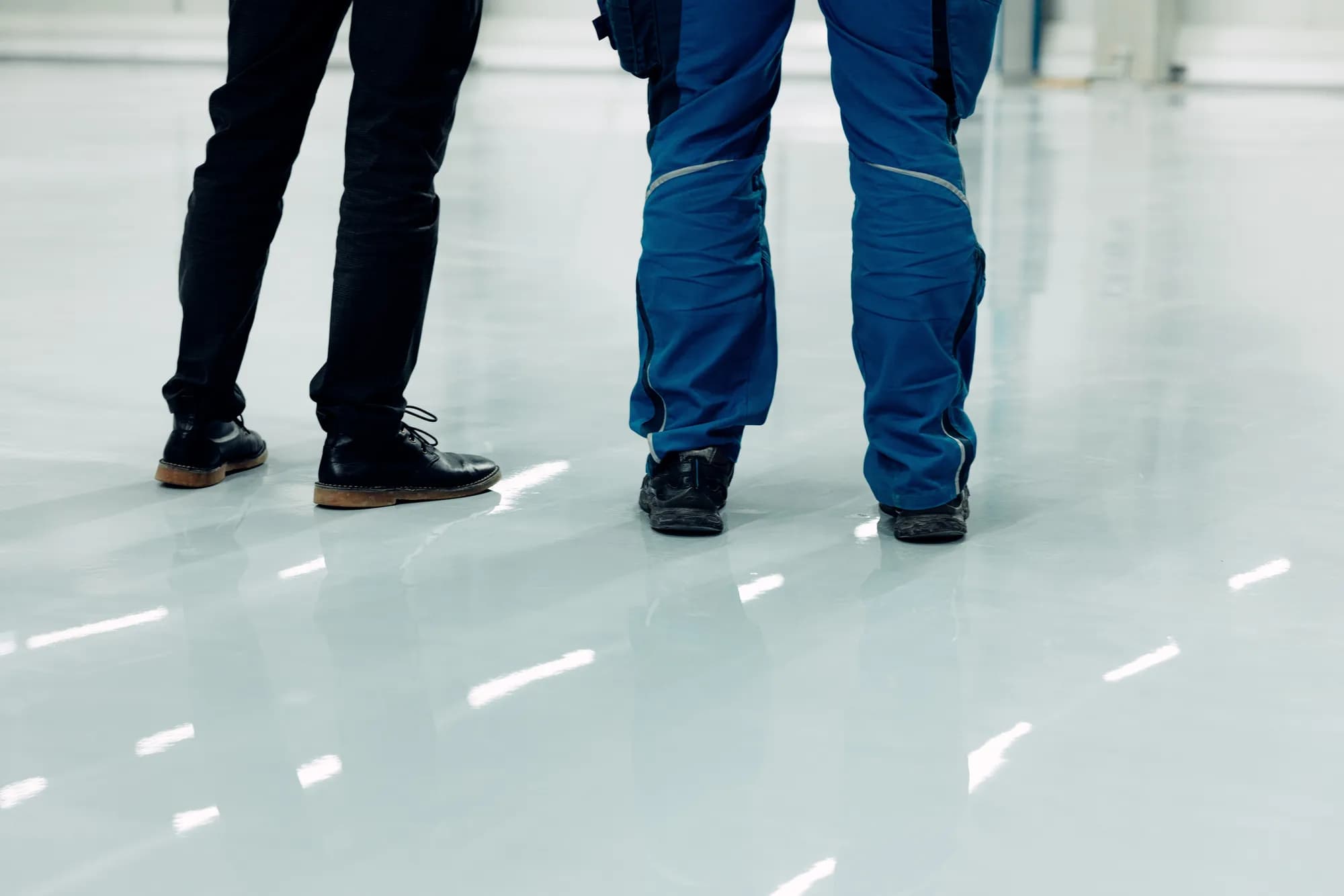 Beratungsgespräch vor Ort auf einer fertig beschichteten Bodenfläche