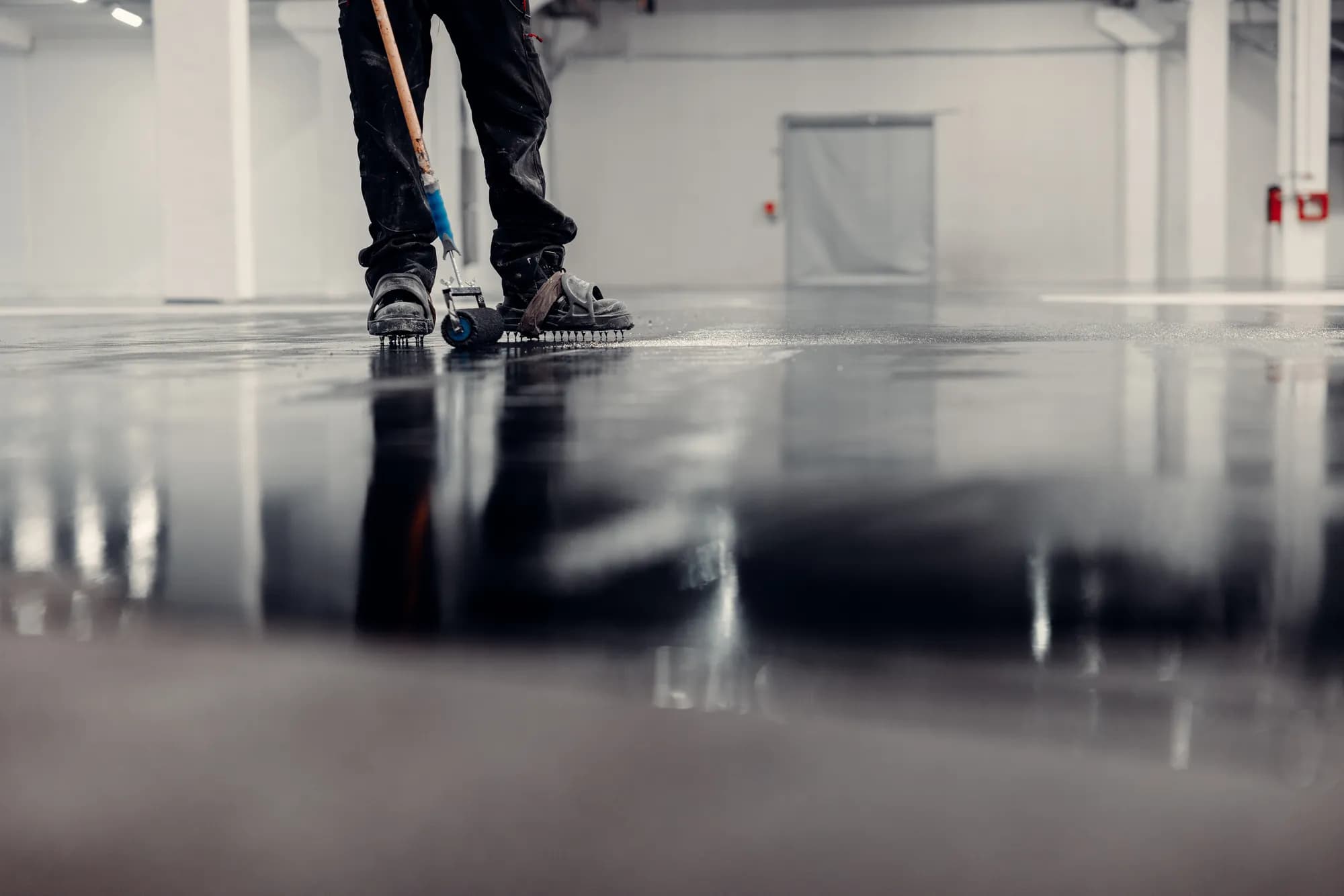 Verarbeitung einer Gewerbeboden-Beschichtung in einer Halle