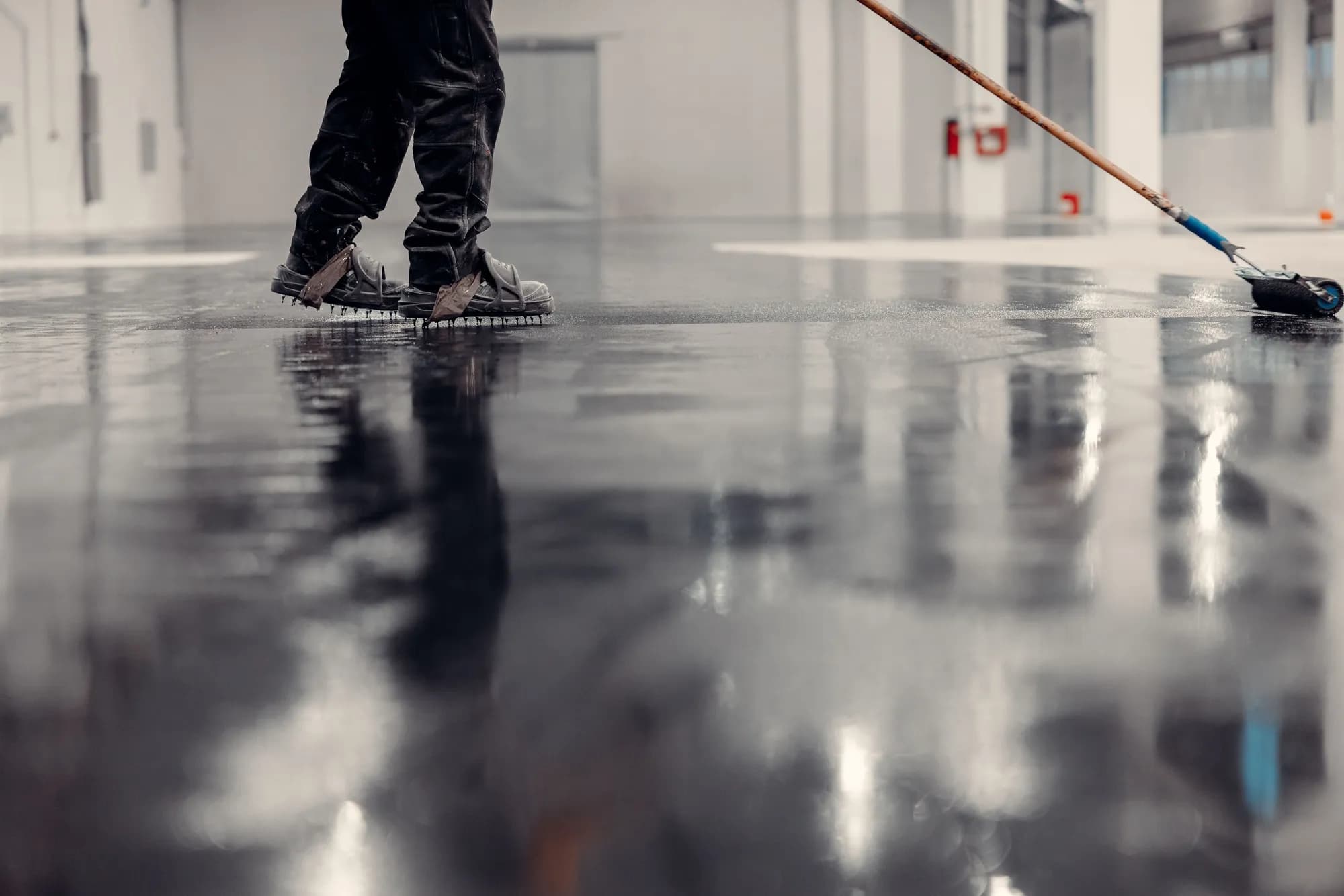 Fachhandwerker bei der Industrieboden-Beschichtung im Raum Stuttgart