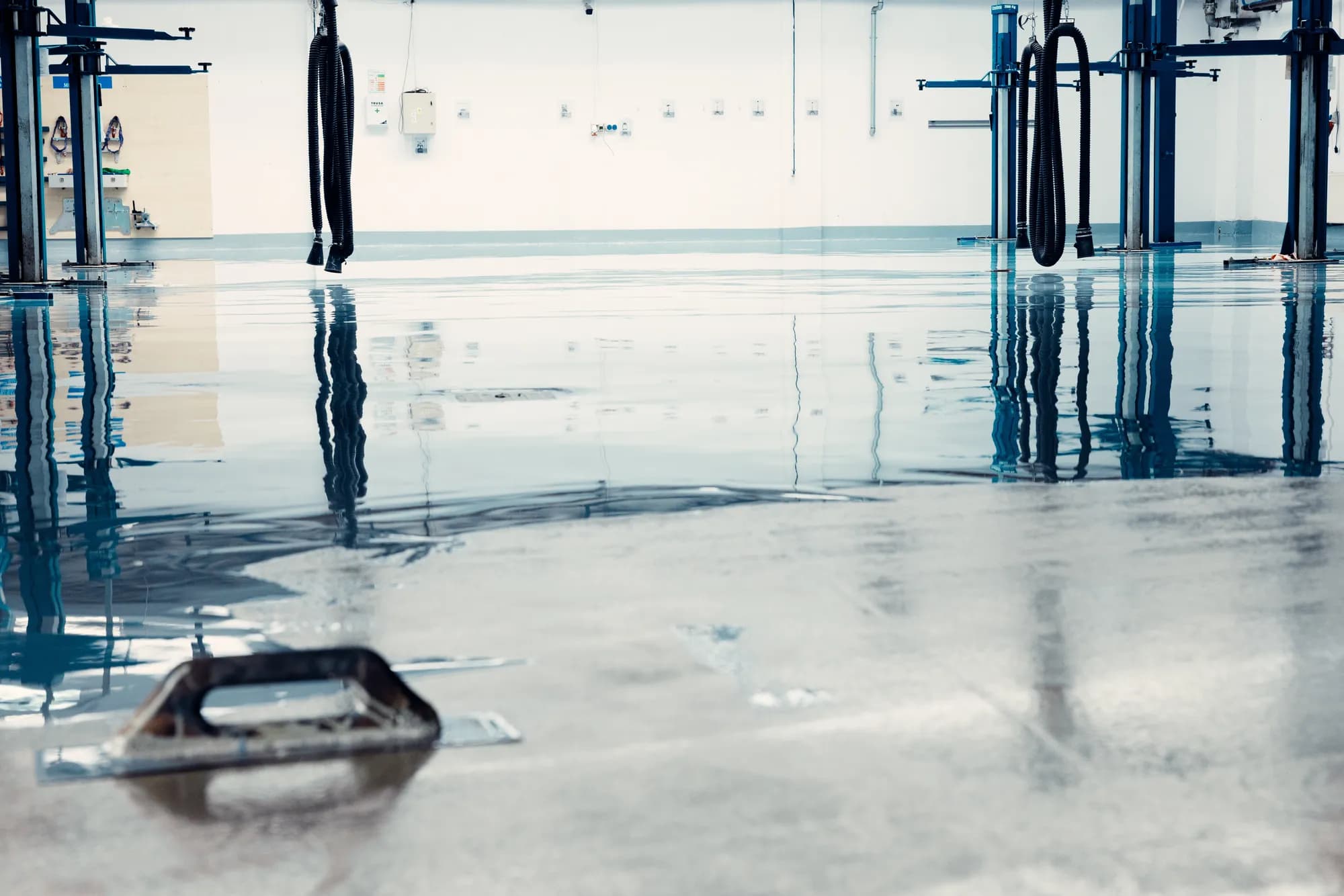 Reflektierender Epoxidharz-Werkstattboden im Raum Stuttgart