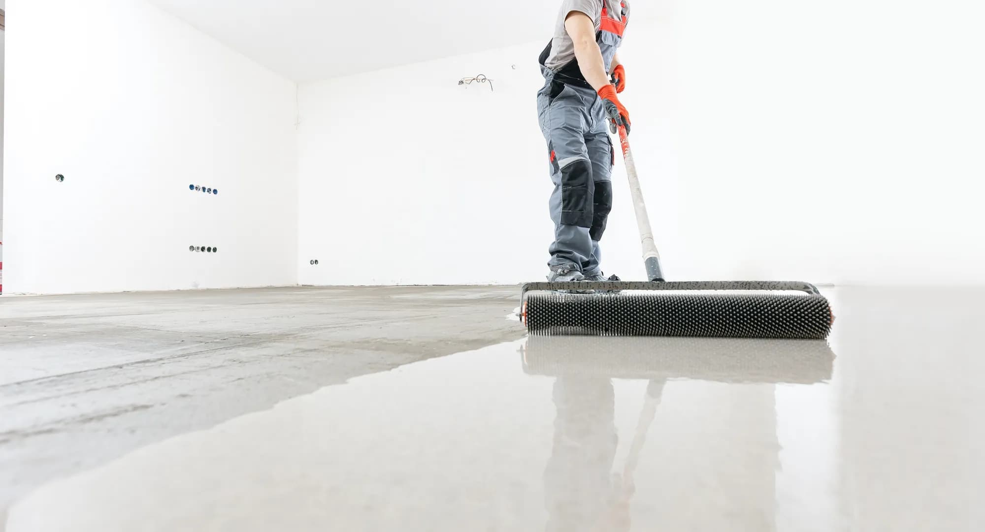 Garagenboden wird mit der Rolle beschichtet